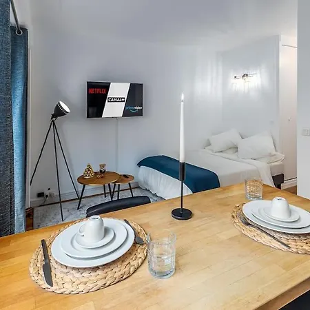 Cosy With Sunny Balcony 아파트