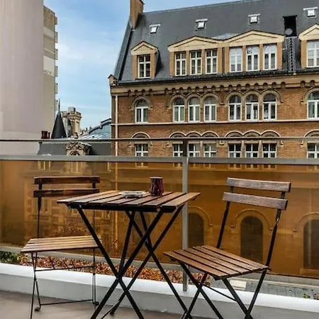 아파트 Cosy With Sunny Balcony