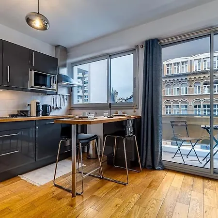 Cosy With Sunny Balcony 아파트 *