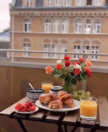 Cosy With Sunny Balcony Apartment Paris